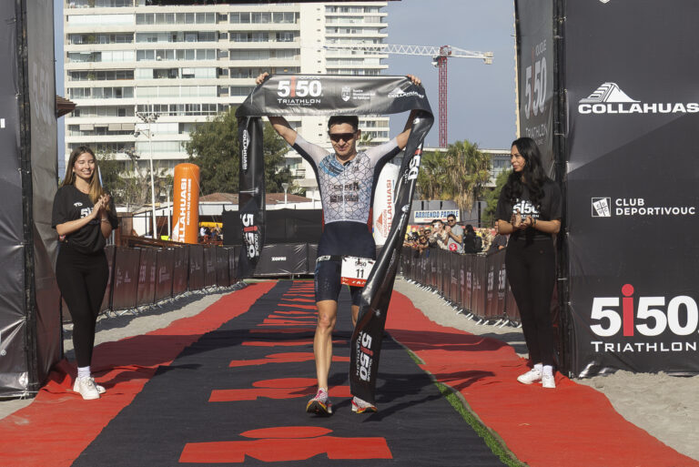 Benjamín Adriazola y Francisca Garrido se coronan campeones de la primera edición del 5150 IQUIQUE TRIATHLON 2026