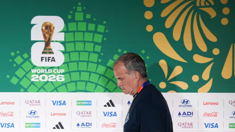 Figura histórica de Uruguay barre con Marcelo Bielsa tras el fracaso en el Mundial: “Nunca entendió dónde estaba”