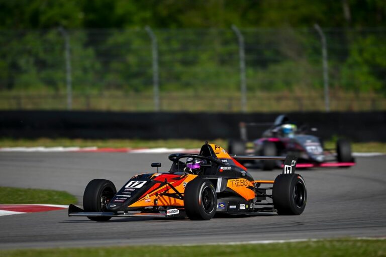 Clemente Huerta con nuevo auto y equipo pretende volver a los podios en New Jersey