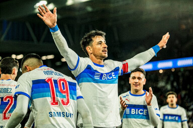Universidad Católica logró una trabajada e importante victoria por 2-0 ante Cobresal