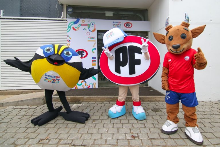 PF Alimentos se suma a Juegos Panamericanos y Parapanamericanos Santiago 2023 2 Fiu, mascota oficial de Santiago 2023; Señor PF, de PF Alimentos, y Dupu, del Team Chile simbolizaron la nueva alianza corporativa.
