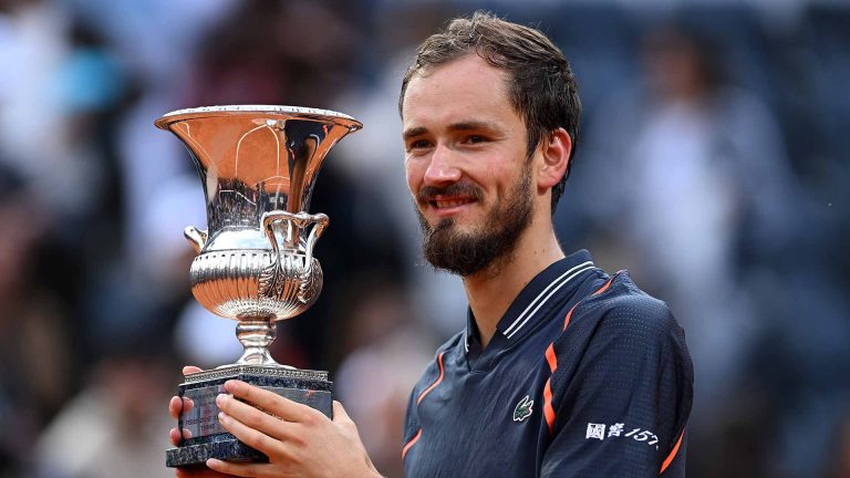 Daniil Medvedev conquistó en Roma su primer trofeo en tierra batida 8 medvedev-rome-trophy-shot