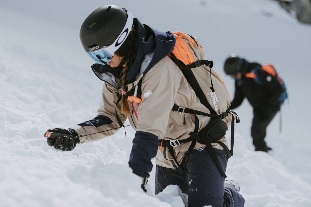 Expertos enseñarán técnicas de rescate y supervivencia en la montaña nevada en el Winter Rescue Camp de MAMMUT 15 AvalancheSafety FW22 Zermatt 023