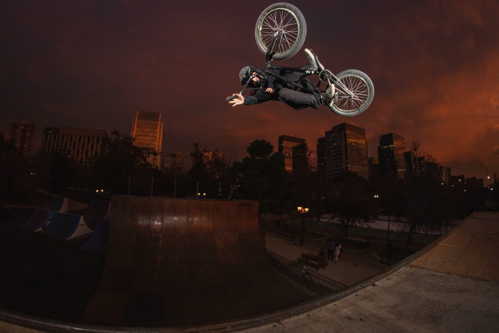 Coco Zurita recibe a estrellas del BMX Freestyle de Santiago 2023 en las rampas de Zignal Park en el Parque Araucano 8 coco zignal2 1