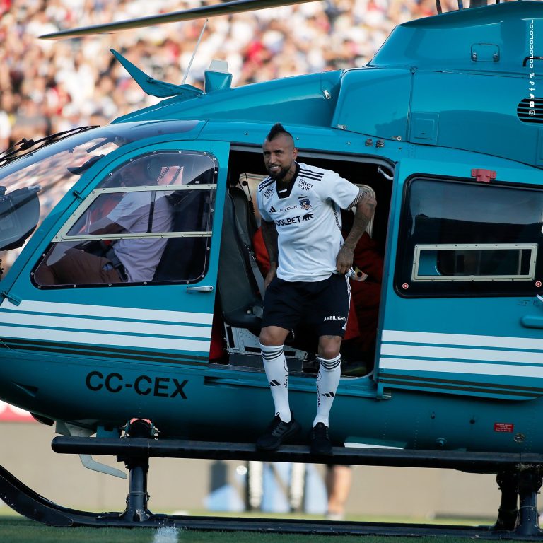 Bajando en helicóptero, andando a caballo vestido como rey y con muchas lágrimas: Así fue la presentación de Arturo Vidal 2 GFSkoFHXAAAfqt_
