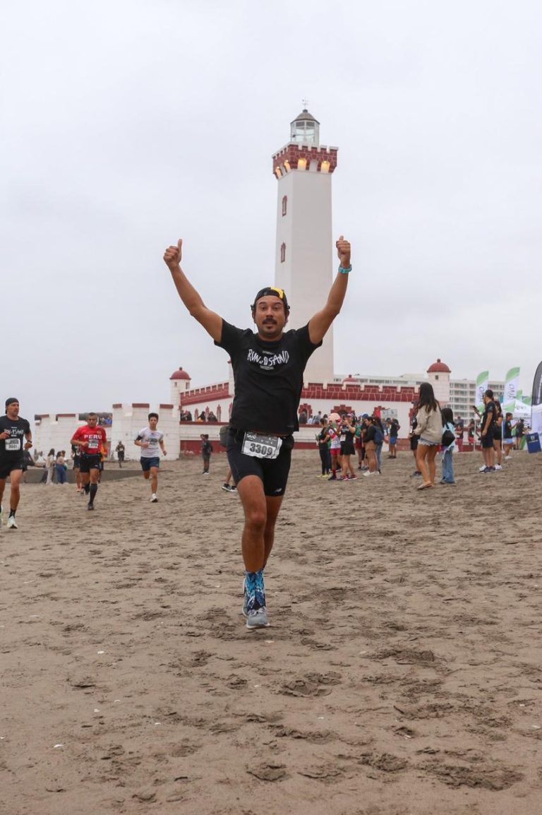 Hugo Catrileo, maratonista olímpico chileno, inicia su preparación para el Mundial de Tokio corriendo el BCI Run and Sand 2025 en La Serena 7 Corrida_Faro1