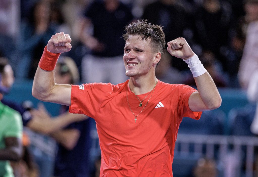 Batacazo en Miami: Jakub Mensik venció en la final de los Masters 1000 a Novak Djokovic 8 17433978234417