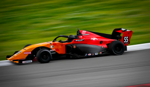 Nicolás Ambiado logró triple podio con victoria en la primera fecha de la Fórmula Regional Américas y queda líder del campeonato en EE.UU. 1 carrera