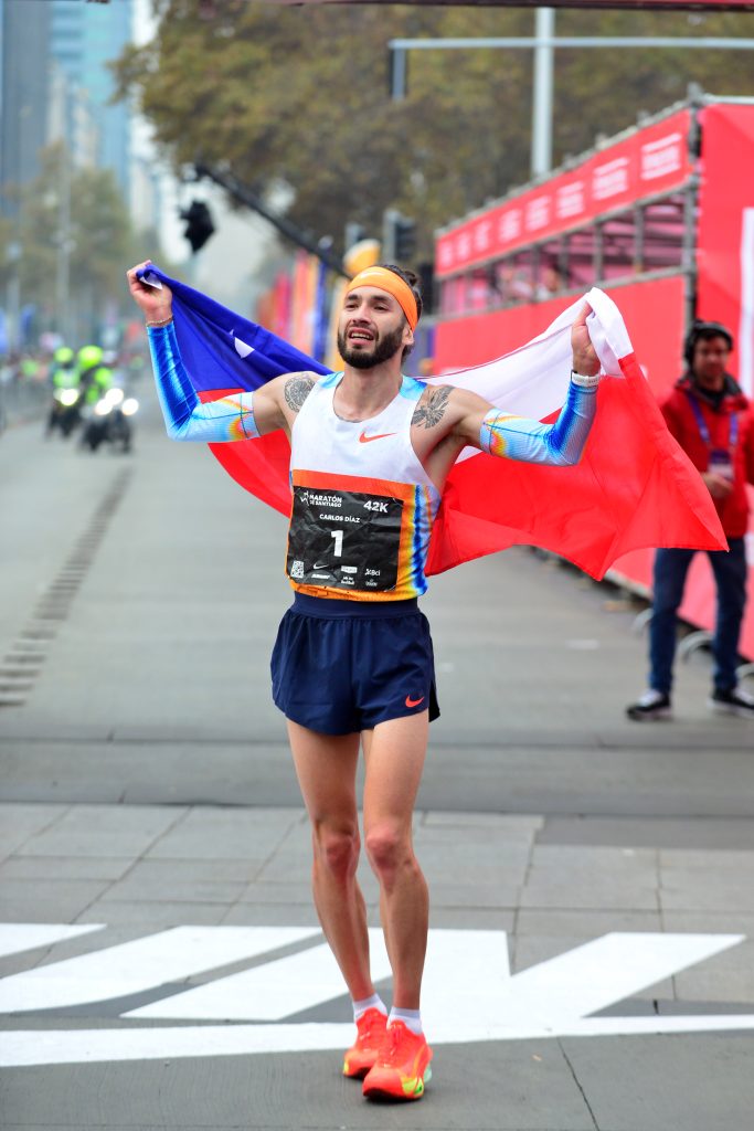 El chileno Carlos Diaz y la peruana Jovana de la Cruz se coronan campeones del Maratón de Santiago 2025 20 MDS Carlos Diaz