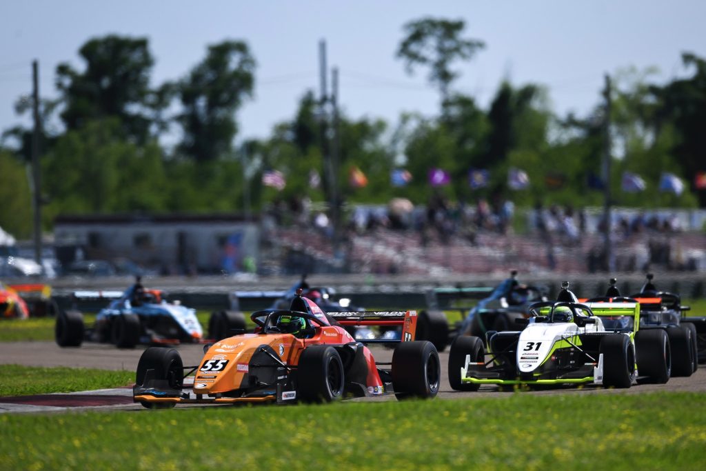 Nicolás Ambiado brilla en Indianápolis: Gana y recupera el liderato del campeonato de la Fórmula Regional Américas 4 Indianapolis