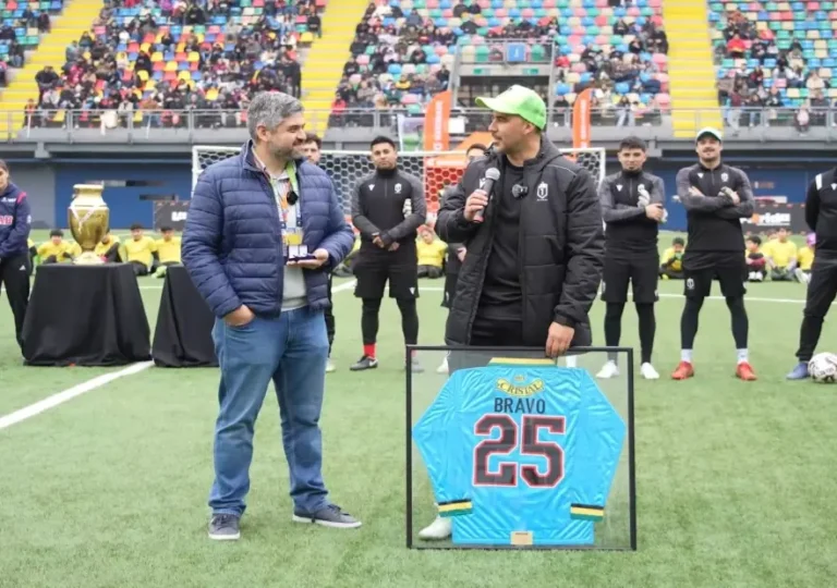 Gira de despedida de Claudio Bravo: 300 jóvenes, polera de Colo Colo y la presencia de Eduardo Vargas marcaron la jornada 14 bravo_homenaje_colo-colo_la-florida_2025_