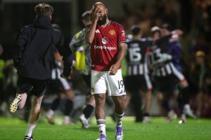 Manchester United sufre una humillación histórica y queda eliminado de la Carabao Cup 1 bryan mbeumo fallo el penal numero 13 que ejecuto QORQSH7T2VHH5OOW7RXMTV3BQI