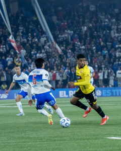 Con un doblete de Zampedri, Universidad Católica derrota 2-0 a Barcelona y consigue un triunfo clave en el Claro Arena 1 MNL05478