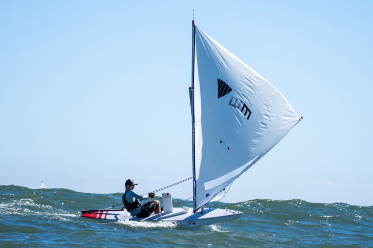 Ricardo Seguel y Emilia Veloso ganaron cupos para el mundial de Sunfish en XVI copa escuela naval BCI